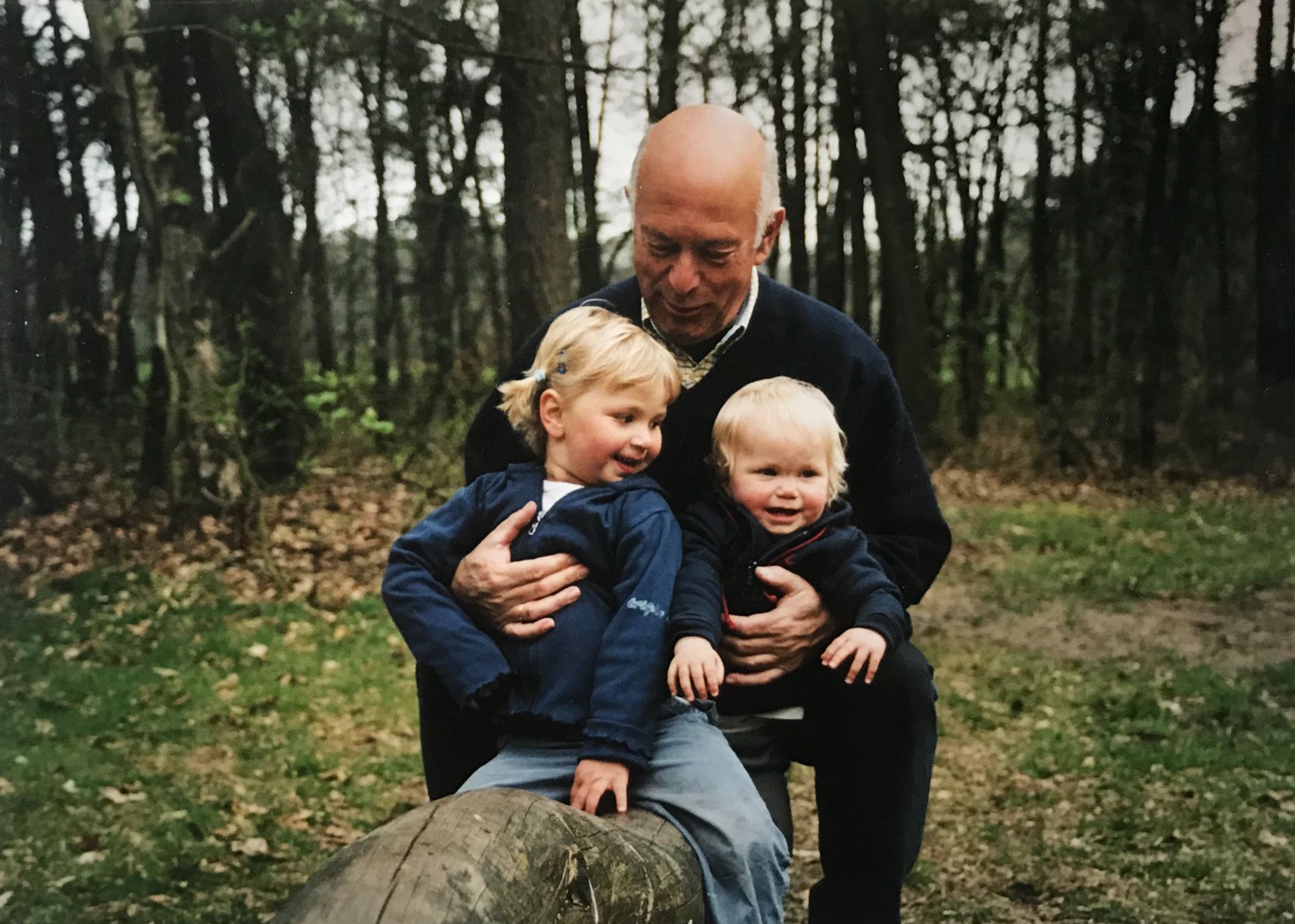 Foto Bert Woudstra met kleindochters