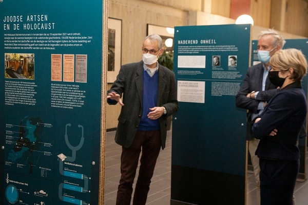 KNMG-voorzitter René Héman opent de tentoonstelling bij het UMC in Amsterdam. (bron: knmg.nl)