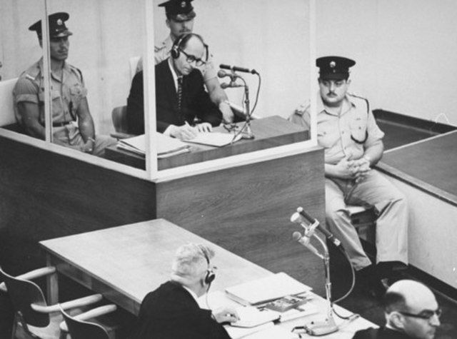 Adolf Eichmann tijdens zijn proces in Jeruzalem